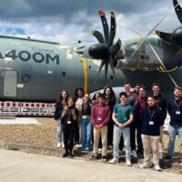 Die Schüler*innen der gymnasialen Oberstufe bei ihrem Besuch im Airbus-Werk in Bremen, vor dem beeindruckenden A400M.