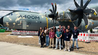 Die Schüler*innen der gymnasialen Oberstufe bei ihrem Besuch im Airbus-Werk in Bremen, vor dem beeindruckenden A400M.