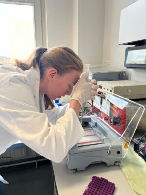 Schülerin mit Pipette im Labor der Uni Bremen